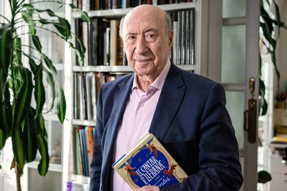 José María Pérez 'Peridis' y su nueva novela, 'El cantar de Liébana'. HUGO G. PELLECÍN