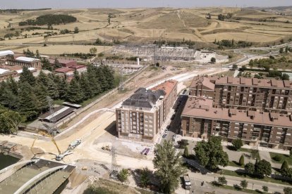 Vista elevada de la prolongación del vial a continuación del puente de Las Rebolledas hasta la rotonda de la avenida Valentín Niño durante la realización de las obras.-ISRAEL L. MURILLO