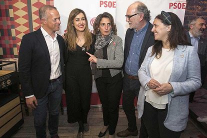 Ander Gil, Aitana Hernando, Teresa Ribera, Miguel Ángel Adrián y Esther Peña, ayer en Miranda de Ebro.-ICAL