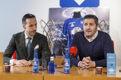 Félix Sancho y Albano Martínez, durante la rueda de prensa celebrada ayer en la sede del San Pablo Burgos. SANTI OTERO