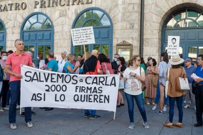 Concentración de apoyo a Carla Hernando, paciente con Lyme ingresada en Psiquiatría del HUBU, el pasado 20 de junio. SANTI OTERO