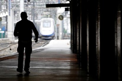 La estación de Montaparnasse el domingo, durante otra jornada de huelga de los ferroviarios.-/ REUTERS / CHRISTIAN HARTMANN