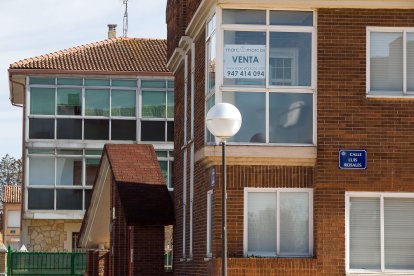 Viviendas con un cartel de 'Se vende' en la capital burgalesa. TOMÁS ALONSO