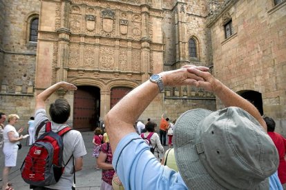 Unos turistas observan la fachada de la Universidad de Salamanca, en una imagen de archivo.-EL MUNDO