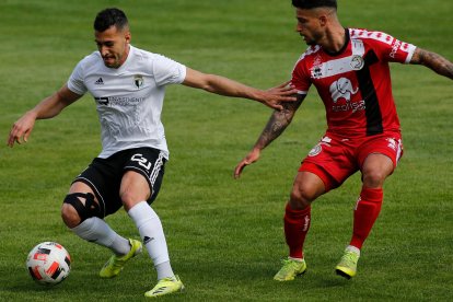 Álvaro Rodríguez controla el balón. SANTI OTERO