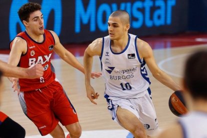 Ángel Infante supera al jugador del Manresa García en el partido de ACB disputado el pasado domingo. J. ALBERCH / ACB PHOTO