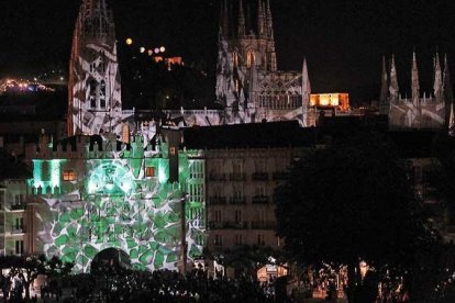 Proyecciones sobre el Arco de Santamaría y de la Catedral durante una Noche Blanca.