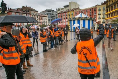 Protesta de trabajadoras sociales a las puertas del Ayuntamiento antes de un pleno. TOMÁS ALONSO