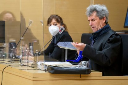 El abogado del asesino de Silvia Plaza, Gabriel Ruiz, intentando montar una pantalla facial protectora. SANTI OTERO