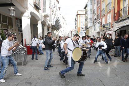 Las charangas pondrán la banda sonora a las calles del centro histórico el sábado a la hora del vermú.