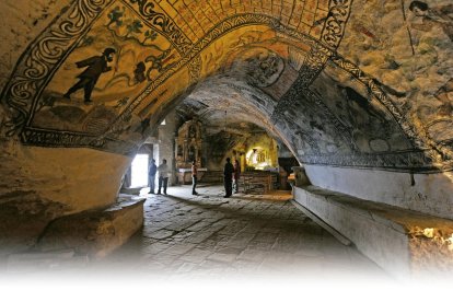 La bóveda de la ermita está decorada con imágenes del martirio y los milagros de San Tirso, una capilla sixtina del arte cristiano rupestre. I. L. MURILLO