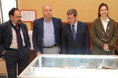 (De izq. a dch.) Ángel Guerra, Juan Manuel Gil, César Rico y Asunción Gutiérrez ante algunos de los documentos.-R. O.
