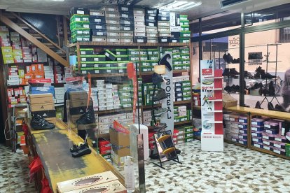 En la zapatería García no recuerdan una época peor en la última década, hoy su tienda estaba vacía. L. V.
