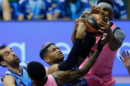 Rivero lucha con Davies por el control del rebote. SANTI OTERO