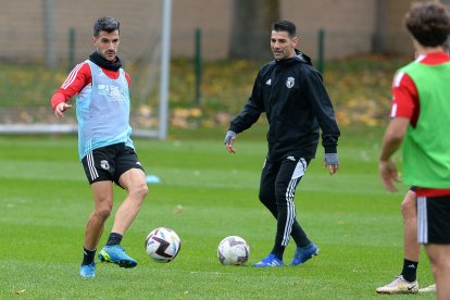 Michel Zabaco junto a Antonio Carmona, segundo entrenador, durante un entrenamiento. TOMÁS ALONSO