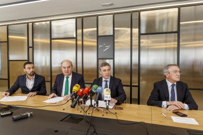 De izquierda a derecha: Javier Robador (gerente de H2CYL), Andrés Hernando (CEO Hiperbaric), Rafael Barbero (director general Fundación Caja de Burgos) y Ginés Clemente (CEO Aciturri) durante la presentación de la nueva asociación impulsora del hidrógeno verde en Castilla y León. SANTI OTERO