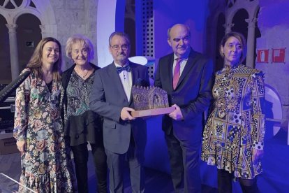 En el centro, Inocencio Bocanegra recibe el premio de manos de Andrés Hernando.-ISRAEL L. MURILLO