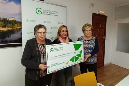 La presidencia de la Asociación San Roque entrega el cheque a la asociación arandina contra el Cáncer. L.V.