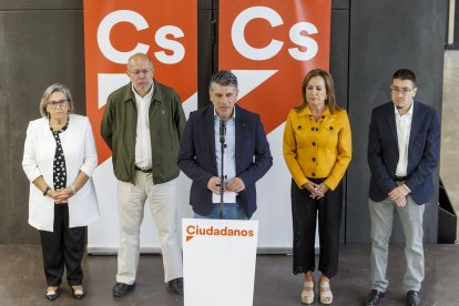 Vicente Marañón con los concejales de Ciudadanos y el procurador Francisco Igea. SANTI OTERO