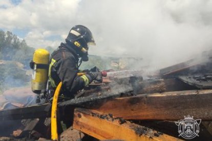 Un bombero interviene en la cubierta de la vivienda. BOMBEROS DE BURGOS