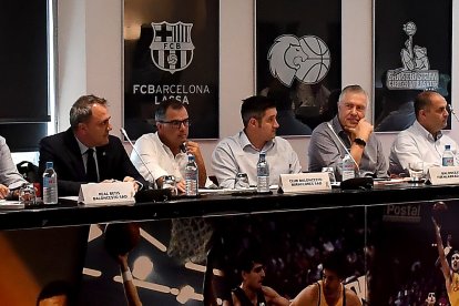 Eduardo Ortiz y Albano Martínez, representantes del San Pablo Burgos -en el centro-, durante una asamblea. ACB PHOTO / D. GRAU