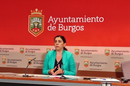 Marga Arroyo, portavoz municipal de Podemos, durante la comparecencia de prensa. ECB