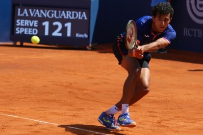 Álvarez prueba el revés a dos manos. BARCELONA OPEN BANC SABADELL