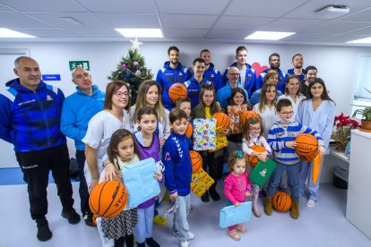 Visita de jugadores y cuerpo técnico del San Pablo Burgos al Hospital Recoletas. TOMÁS ALONSO