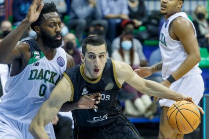 Kravic postea en un partido contra el Darussafaka. SANTI OTERO