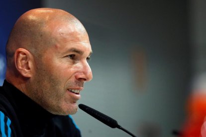 Zinedine Zidane muestra optimismo durante la conferencia de prensa previa a la cita contra el Bayern.-/ CHEMA MOYA (EFE)