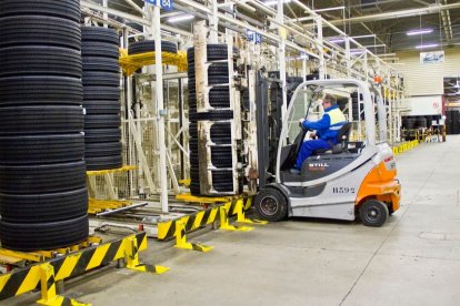 Un operario en la zona de almacenamiento de la fábrica de Michelin Aranda. ECB