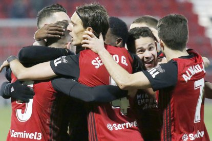 Los jugadores del Mirandés celebran un gol. SANTI OTERO