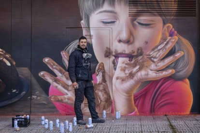 Christian Saldaña Santos posa con la protagonista de esta obra de arte urbano. MIGUEL ZABALLA