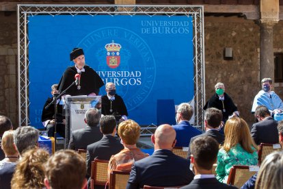 Un momento del discurso del rector, Manuel Pérez Mateos, en el acto de inauguración oficial del curso. TOMÁS ALONSO