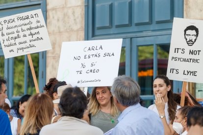 Concentración de apoyo a Carla Hernando, paciente con Lyme ingresada contra su voluntad en el área de Psiquiatría del HUBU. SANTI OTERO