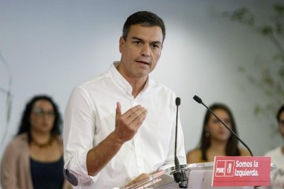 El secretario general del PSOE, Pedro Sánchez, abre su curso político en Badajoz en un acto público en el que ha estado acompañado por el secretario general del PSOE extremeño y presidente de la Junta de Extremadura, Guillermo Fernández Vara.-EFE / OTO