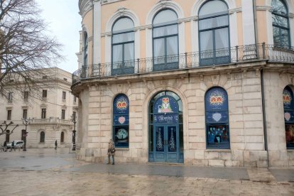 Una mujer pasa por delante de la fachada de la Cafetería de Teatro Principal de Burgos, en El Espolón.