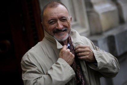 Arturo Pérez Reverte, en la puerta de la Real Academia Española.-JOSE LUIS ROCA