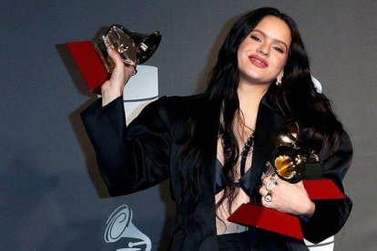 Rosalía, con los tres premios cosechados en los Grammy Latinos, el jueves en Las Vegas.-EFE / NINA PROMMER