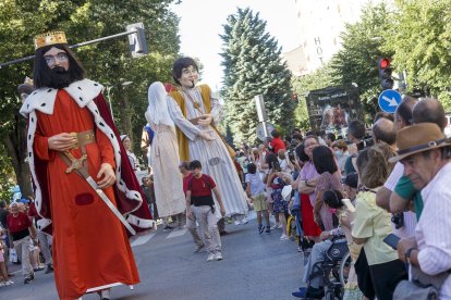 Los gigantones salieron en desfile desde el colegio de La Salle. SANTI OTERO