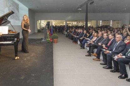 La soprano Ainhoa Arteta amenizó ayer la inauguración de las nuevas instalaciones del Grupo Ureta, que dan cabida a Seat, Volkswagen-Audi y Skoda.-ISRAEL L. MURILLO