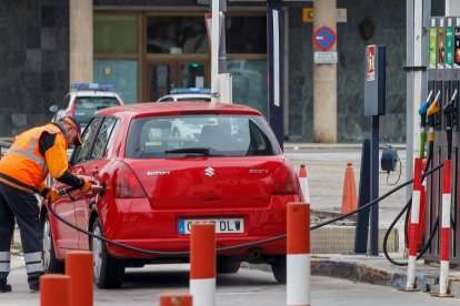 El empleado de una gasolinera de Burgos llena el depósito de un turismo. SANTI OTERO