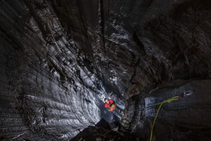 El<strong> Grupo Espeleológico Edelweiss </strong>ha rastreado más de nueve kilómetros nuevos de galerías entre los diferentes cuevas, complejos kársticos y torcas que siguen haciéndose más grandes. Ha crecido la <strong>Cueva de la Machorra</strong>, que ya está incluía entre las Grandes Cavidades de España. Han terminado de prospectar bajo el suelo de <strong>Peña Amaya</strong> y han ampliado la exploración del geoparque de las Loras. <a target="_blank" href="https://elcorreodeburgos.elmundo.es/articulo/provincia/grupo-espeleologico-edelweiss-muestra-tesoros-ocultos-ojo-guarena/20220920144743404910.html">Siguen ampliando los niveles subterráneos, cubiertos de agua, de <strong>Ojo Guareña</strong></a>. Han explorado<a target="_blank" href="https://elcorreodeburgos.elmundo.es/articulo/burgos/pistas-ojo-guarena-mas-profundo/20220920210605404943.html"> 1,8 nuevos kilómetros </a>y seguirán ampliando su conocimiento para preparar e<strong>l 70 aniversario</strong> de las primeras exploraciones en la zona para 2025 con una exposición que quieren que gire por toda España para promocionar una de la grandes cavidades de Europa. Todas las peripecias del año del aniversario, 70 ha cumplido la agrupación espeleológica, y el año de los complejos kársticos, se reflejan en el número 27 de la <a target="_blank" href="https://elcorreodeburgos.elmundo.es/articulo/provincia/torca-monteros-todo-lujo-detalles-gracias-edelweiss/20220614204723398065.html">revista Cubia</a>. 