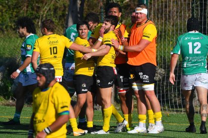 Los jugadores del UBU Bajo Cero celebran el ensayo de Casteglioni, ayer. ÁREA11