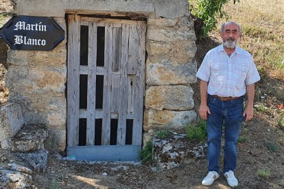 El alcalde de Zazuar, Agustín Villa, posa junto a las bodegas. L. VELÁZQUEZ