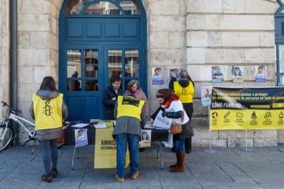 Recogida de firmas de Amnistía Internacional en Burgos con motivo del 74 aniversario de la Declaración Universal de los Derechos Humanos. SANTI OTERO