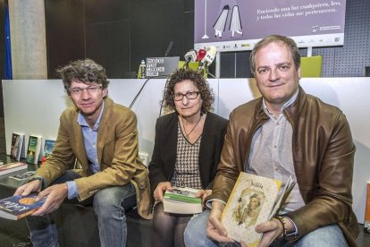 A la izquierda, Álvaro Manso, acompañado de la directora de la Biblioteca Pública, Carmen Monje, y del vicepresidente de la asociación, Víctor Adot.-ISRAEL L. MURILLO