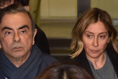 Carlos Ghosn el pasado jueves junto a su esposa, Carole, en Tokyo.-AFP