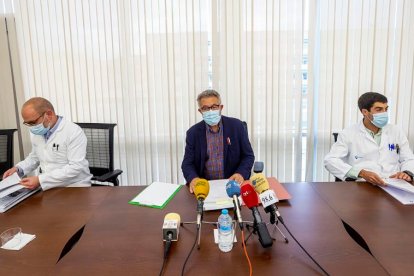 El gerente del HUBU, José María Romo (centro), detalló el mes pasado el estado de las listas de espera. SANTI OTERO