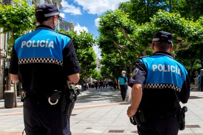 Imagen de dos agentes de Policía Local. TOMÁS ALONSO